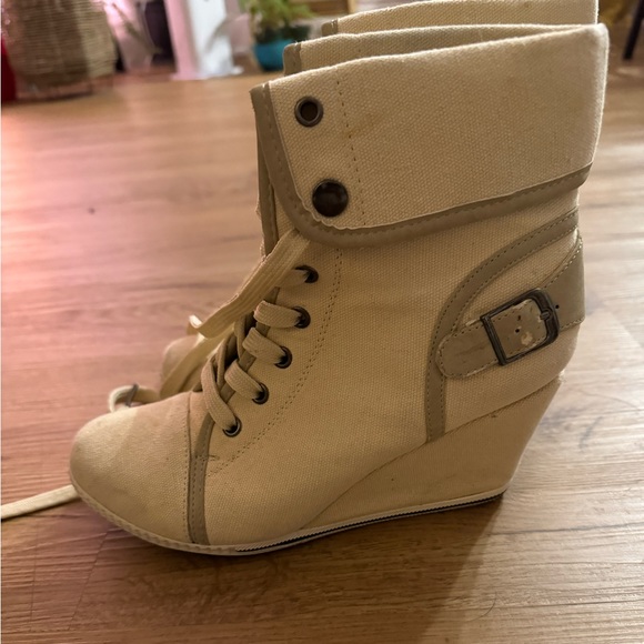 bucco Shoes - Women's Suede BUCCO Capensis Wedges size 7.5 tan